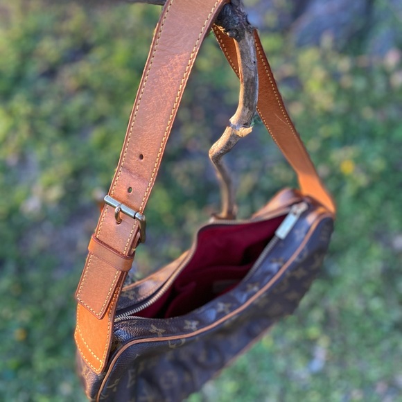 Louis Vuitton - Picture 9 of 11